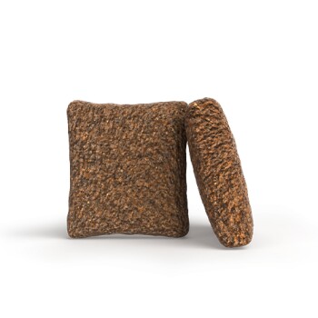 Zwei quadratische braune, strukturierte Trockenfutterstücke (Pellets), eines aufrecht und eines flach auf braunem Hintergrund.