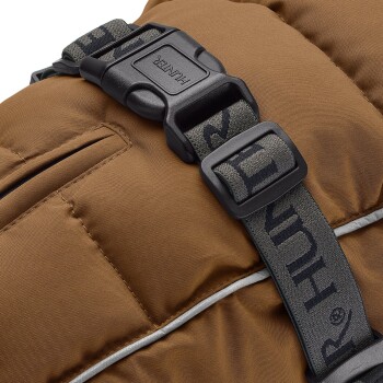 Nahaufnahme einer braunen Haustierjacke mit einer schwarzen Schnalle und einem grauen Riemen mit "HUNTER"-Markierung, die ihr strapazierfähiges Design hervorhebt.