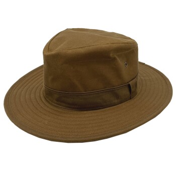 Brauner breitkrempiger Outdoor-Hut mit gestepptem Band und Belüftungsösen, isoliert auf weißem Hintergrund.