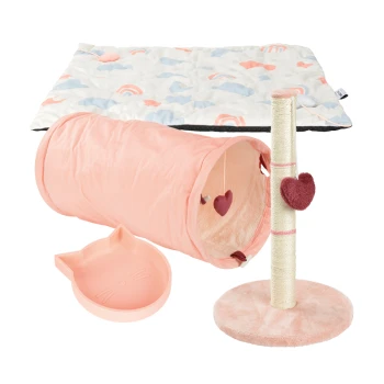 Ein rosa Katzentunnel, ein Katzenkratzbaum mit Herz, eine katzenförmige Futterschüssel und eine gemütliche Decke mit Regenbogenmustern.