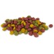 Ein Haufen bunter Haustierfutterpellets in Rot-, Gelb- und Grüntönen, verstreut auf einem weißen Hintergrund.