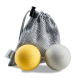 Zwei Haustierspielzeuge, eines gelb und eines grau, liegen neben einem grauen Mesh-Aufbewahrungsbeutel mit Kordelzug. Die Spielzeuge sind mit "plupet" gekennzeichnet.