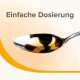 Eine Nahaufnahme eines glänzenden silbernen Löffels, gefüllt mit einer goldenen Flüssigkeit, mit dem Text "Einfache Dosierung" darüber, was auf eine einfache Dosierung hinweist.