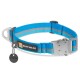 Blaues Hundehalsband mit reflektierenden Streifen, mit einer Metallschnalle und einem Anhänger, auf dem "RUFFWEAR" steht.
