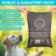 Eine Hand hält einen schwarzen kompostierbaren Hundekotbeutel, während ein Hund nach oben schaut. Der Text lautet "33 x 23CM," "100% AUSLAUFSICHER," "100% KOMPOSTIERBAR."