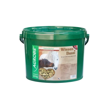 Grüner Eimer mit "Wiesen Bussi" Pferdeleckerlis, 10 kg, mit Pferden auf dem Etikett und Text, der "Getreidefrei" und "die gesunde Art der Belohnung!" besagt.