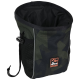 Eine camouflage-musterte Hundetasche mit Kordelzugverschluss und Netzseitentasche, mit einem Logo von "Dog's Creek Outdoor Gear."