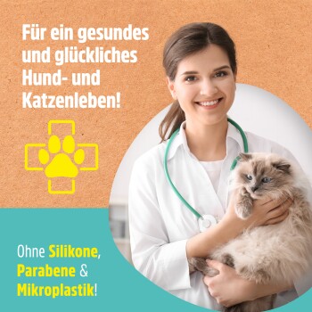 Etikett für das Green Hero Floh- und Zecken-Shampoo, mit einer Katze und einem Hund mit Schaum, das natürliche Inhaltsstoffe und Anwendungshinweise hervorhebt.
