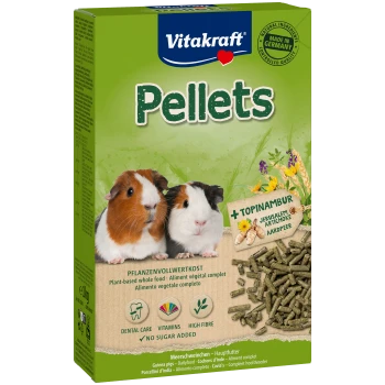 Vitakraft Pellets Verpackung mit zwei Meerschweinchen, mit Text, der pflanzenbasiertes Futter, Zahnpflege, Vitamine, hohen Ballaststoffgehalt und keinen Zuckerzusatz hervorhebt.