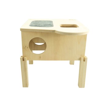 Holz-Fütterungsstation für Haustiere mit glatter Oberfläche, einem kleinen Ausschnitt für einfachen Zugang und einem runden Loch an der Seite für die Interaktion mit dem Haustier.