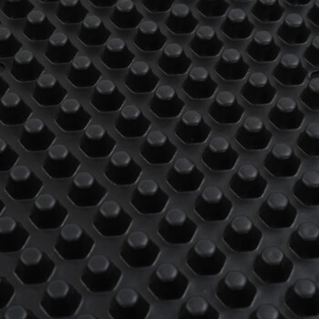 Schwarze Gummimatte mit einer strukturierten Oberfläche, die zahlreiche kleine sechseckige Erhebungen aufweist, ideal für die Pflege oder Fütterungsbereiche von Haustieren.