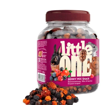 Ein klares Glas mit der Aufschrift "little ONE BERRY MIX Snack", gefüllt mit bunten Beerenleckereien, mit Bildern eines Kaninchens, Meerschweinchens und Hamsters.