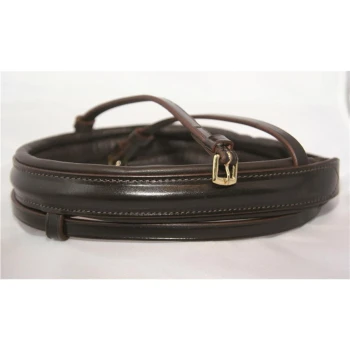 Eine dunkelbraune Leder-Hundeleine, ordentlich aufgerollt, mit einer goldenen Schnalle und Nähdetails, vor einem weißen Hintergrund.