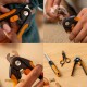 Collage aus orange-schwarzen Fiskars-Krallenscheren und Pflegetools; Hände beim Kürzen einer Hundepranke; sichtbares 'FISKARS'-Logo.