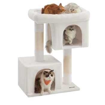 Ein mehrstöckiger Katzenbaum mit drei Katzen, die oben und innen faulenzen. Eine Katze trägt ein oranges Halstuch. Die Struktur ist weich und plüschig.