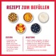 Deutsche Grafik 'REZEPT ZUM BEFÜLLEN': fünf Schalen mit Trockenfutter, Erdnussbutter, Joghurt, gehacktem Apfel, Blaubeeren.