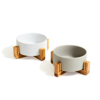 Futternapf Set Zwei moderne Futterschalen für Haustiere, eine weiße und eine graue, jeweils mit einem Bambusständer, auf einem weißen Hintergrund präsentiert.