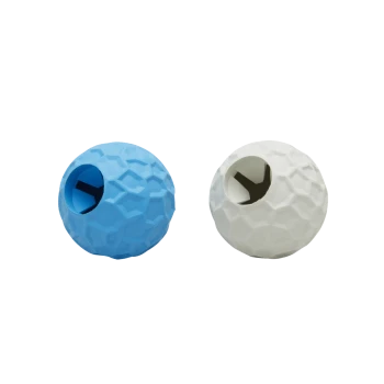 Zwei strukturierte Gummispielzeuge für Haustiere, eines blau und eines weiß, beide mit einem Loch für Leckerlis oder Snacks.