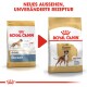 Vergleich der Verpackung von Royal Canin Boxer Hundefutter, das die "Adult"-Formel für Hunde über 15 Monate enthält, mit einem neuen Look und unverändertem Rezept.