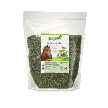 Eine transparente Tüte mit getrockneter Brennnessel für Pferde, beschriftet "Stiefel Brennnessel" mit einem Pferdebild, 500g.