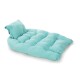 Un lit pour animaux de compagnie doux, turquoise, avec un design capitonné et un petit coussin, idéal pour offrir du confort aux animaux.