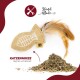 Handgemachtes Katzenspielzeug in Form eines Fisches mit Federn, neben einem Haufen Katzenminze, beschriftet mit "Katzenminze," die stimuliert und aktiviert.