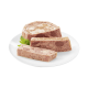 Une assiette avec des tranches de pâté pour animaux de compagnie, présentant une texture lisse et un léger éclat, garnie d'une branche de persil.