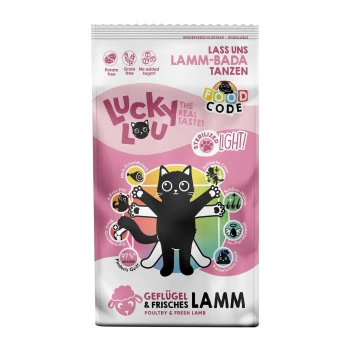 "Lucky Lou" Katzenfutter zeigt eine Cartoon-Schwarze Katze mit ausgebreiteten Armen, beschriftet mit "Geflügel & Frisches Lamm," "Getreidefrei," und "Kein Zuckerzusatz."