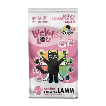 "Lucky Lou" Katzenfutter zeigt eine Cartoon-Schwarze Katze mit ausgebreiteten Armen, beschriftet mit "Geflügel & Frisches Lamm," "Getreidefrei," und "Kein Zuckerzusatz."