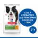 Sac de nourriture pour chiens Hill's Science Plan Senior Vitality avec un chien noir et blanc souriant, avec un texte mettant en avant le soutien à l'âge pour les chiens de 7 ans et plus.
