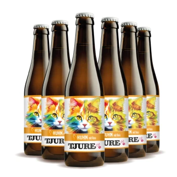 Sechs Flaschen Katzengetränk mit der Aufschrift 'TJURE Cat', die eine bunte Katzenillustration und den Text 'HUHN mit Reis' zeigen.