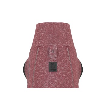 Eine rote Hundejacke mit strukturiertem Muster, mit einem Reißverschluss und einem schwarzen Ruffwear-Logo-Patch auf dem Rücken.