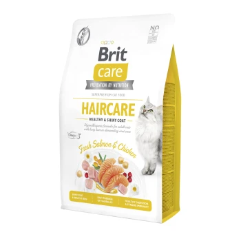 Beutel Brit Care Haircare Katzenfutter mit einer flauschigen grauen Katze, mit "Frischer Lachs & Huhn" und Vorteilen für ein gesundes Fell.