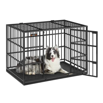 Ein glücklicher Hund mit schwarz-weißer Fellfarbe sitzt in einer geräumigen schwarzen Metallhundekiste, die eine offene Tür hat.