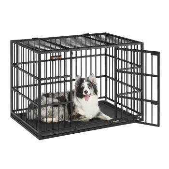 Ein glücklicher Hund mit schwarz-weißer Fellfarbe sitzt in einer geräumigen schwarzen Metallhundekiste, die eine offene Tür hat.