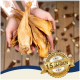 Hände, die mehrere getrocknete Fischleckerlis halten, mit einem goldenen Abzeichen, das "15 Jahre" und "Beste Qualität" in der Ecke angibt.