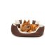 Ein flauschiger orangefarbener Hund, der bequem in einem braunen und cremefarbenen Haustierbett mit zwei kleinen Kissen liegt.