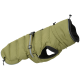 Eine grüne, puffy Hundejacke mit einem weichen Innenfutter, mit verstellbaren Riemen und einem hohen Kragen für Wärme.