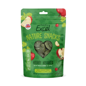 Grüne Tüte Burgess Excel Nature Snacks 'Herby Hearts' mit gemischten Kräutern und Apfel, herzförmige Leckerlis sichtbar, 60 g