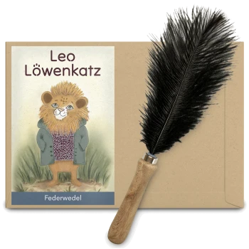 Illustration eines Löwencharakters namens Leo Löwenkatz, der einen grünen Mantel trägt und im Gras steht, neben einer schwarzen Federfeder auf einem braunen Umschlag.