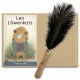 Illustration eines Löwencharakters namens Leo Löwenkatz, der einen grünen Mantel trägt und im Gras steht, neben einer schwarzen Federfeder auf einem braunen Umschlag.