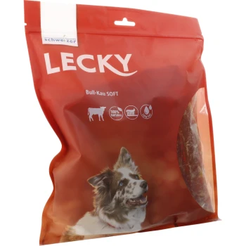 Emballage rouge pour les friandises pour chiens LECKY Bull-Kau SOFT avec une image de chien heureux, étiqueté comme 100% naturel et faible en gras.