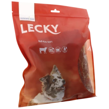 Rote Verpackung für LECKY Bull-Kau SOFT Hundeleckerlis mit einem Bild eines glücklichen Hundes, gekennzeichnet als 100% natürlich und fettarm.