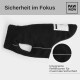 Schwarze Haustierjacke mit reflektierendem Streifen, Ausschnitten für die Beine, beschriftet mit "Sicherheit im Fokus" und "Integrierte Reflektoren."