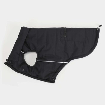 Schwarzer Haustiermantel mit einem Loch für den Kopf, mit einer Reißverschlusstasche und einem weißen reflektierenden Streifen, flach auf einem weißen Hintergrund ausgelegt.