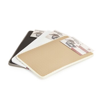 Drei strukturierte Haustiermatten in Schwarz, Weiß und Beige, jede mit einem Etikett, das "Zauber Mat" liest und ihre einzigartigen Designs zeigt.