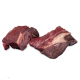 Zwei Stücke rotes rohes Fleisch mit sichtbarer Marmorierung und Fett, vor einem weißen Hintergrund.
