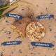 Nahaufnahme eines logförmigen natürlichen Haustierleckerli, beschriftet mit "fettig", "natürlich", "dekorativ" und "proteinreich", mit Sonnenblumenkernen.