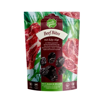 Verpackung für Beef Bites Haustierleckerlis mit grünem und rotem Design, das 90% Rindfleisch und Kelp-Algen hervorhebt, mit Text auf Deutsch.