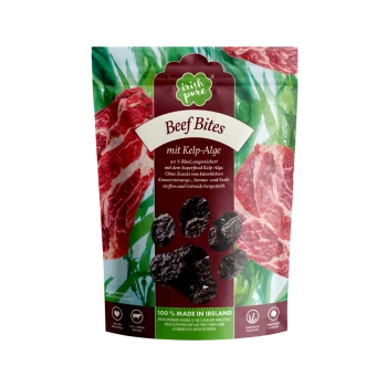Verpackung für Beef Bites Haustierleckerlis mit grünem und rotem Design, das 90% Rindfleisch und Kelp-Algen hervorhebt, mit Text auf Deutsch.